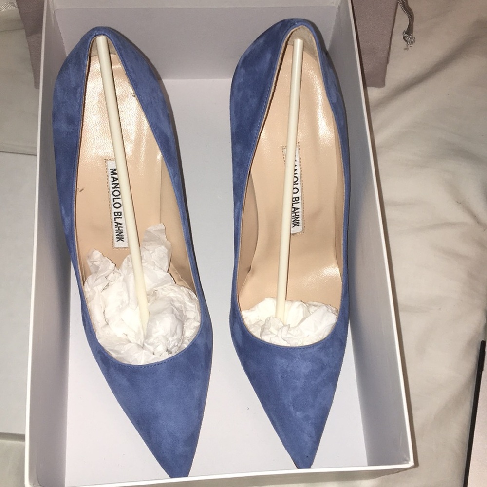 BRAND NEW Manolo Blahnik suede pump - Picture 2 of 7